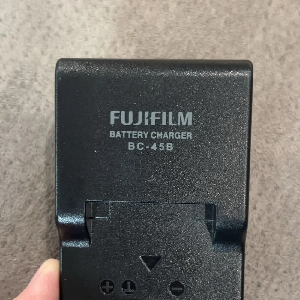 Fujifilm BC-45B Battery Charger Black Foldable Plug Camera original OEM ￼